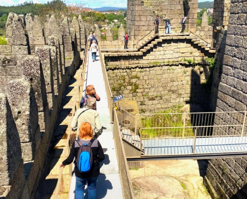 Středověký hrad Guimarães, jedna z nejvýznamnějších památek severního Portugalska
